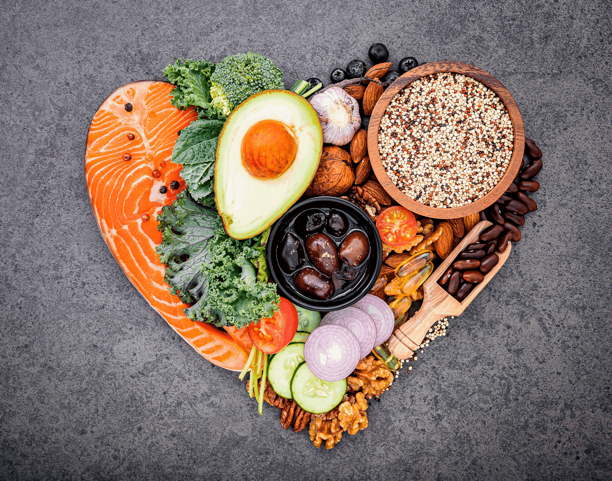 Comida saludable para mayores formando un corazón