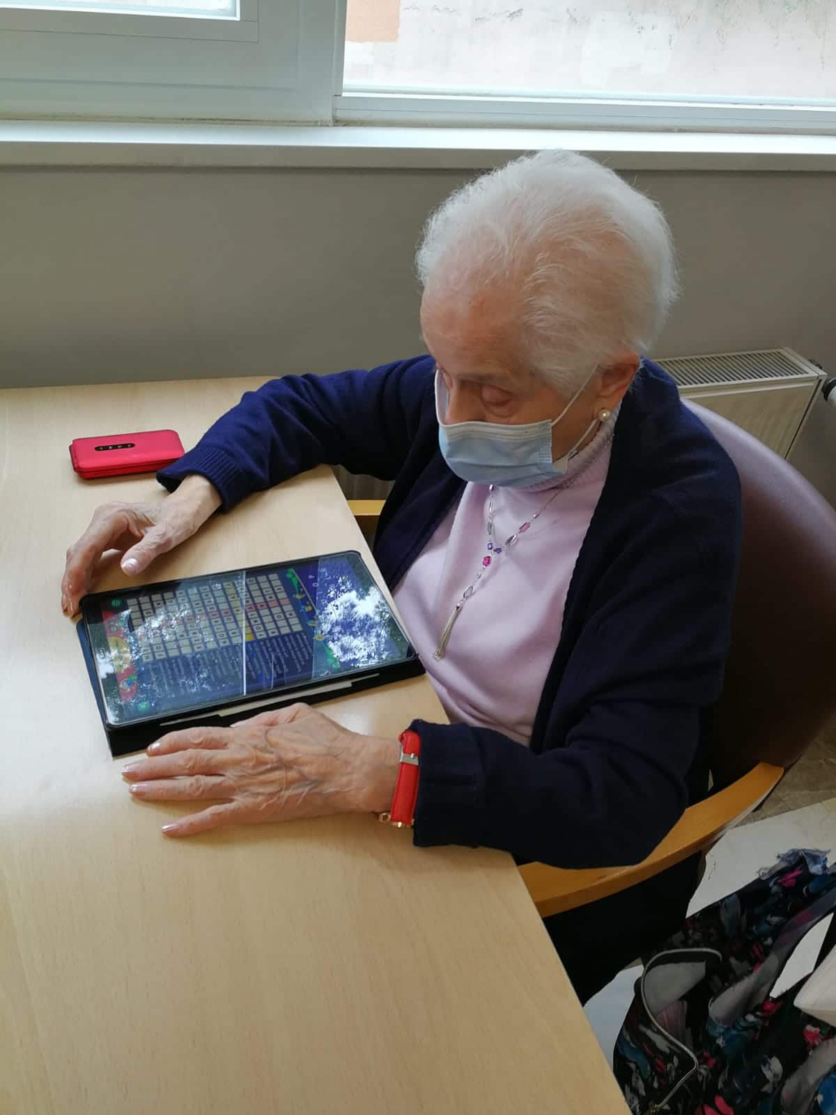 Persona mayor con una tablet en instalaciones Valdeluz