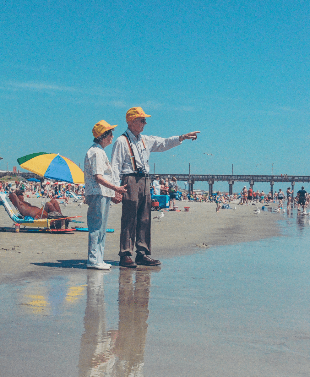 Dos personas mayores en la playa
