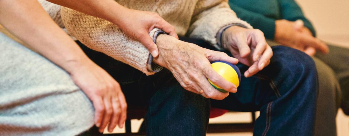 Manos de persona mayor con demencia