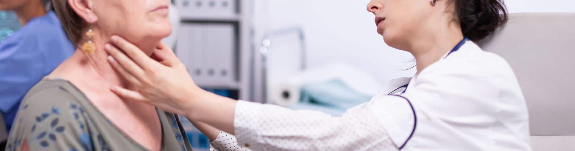 medico-palpando-cuello-mujer-mayor-disfagia