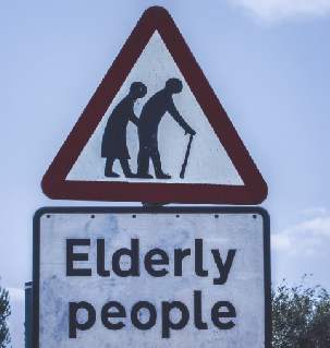 señal de trafico con una pareja de señores mayores