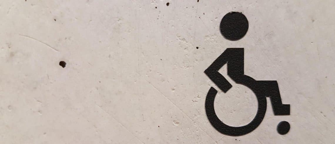 Dibujo icono persona en silla de ruedas en un muro