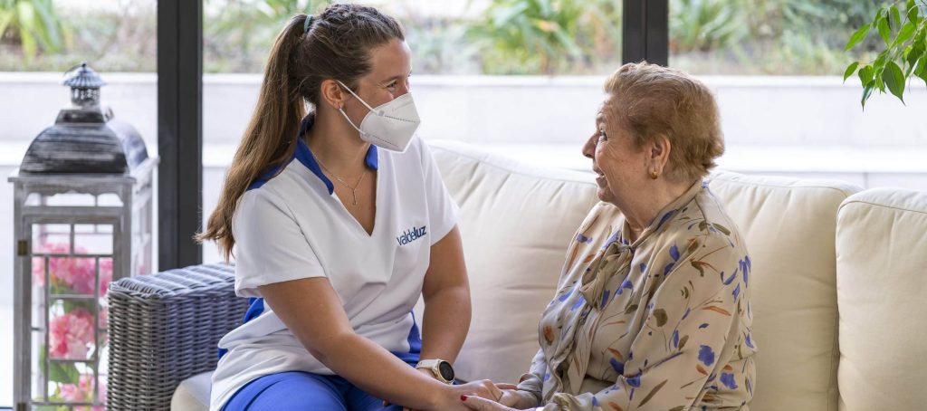 Ya sea por una rotura de cadera, un ictus o padecer párkinson, las actividades de rehabilitación ayudan al mayor a recuperar su autonomía y bienestar.